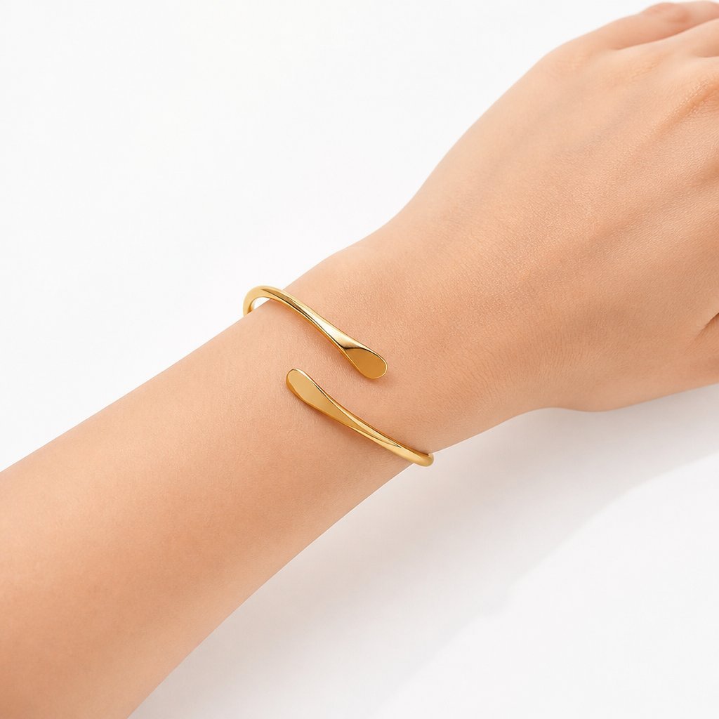 Eleganter Punk Armreif am Handgelenk