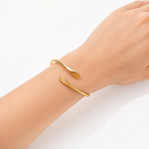 Eleganter Punk Armreif am Handgelenk